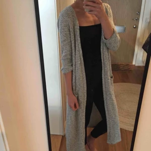  - Fin lång gråmelerad kofta Köparen betalar frakt 