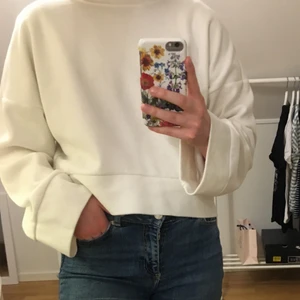 Vit tröja - vit tröja från bikbok i Storlek M men passar bra om man vill ha oversize som S/XS. bra skick. sparsamt använd. 
