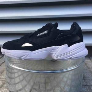  - Adidas Falcon Original. Använda men bra skick!  Köparen står för frakt 🌸