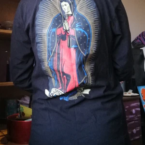 Santa Cruz "neptune" tröja  - Santa Cruz "Neptune" tröja i bra nyskick, använd fåtal gånger. Limited edition, begränsad upplaga. Märkeslappen avklippt men är i storlek S! Frakt tillkommer. 