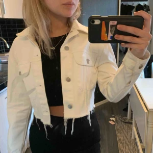  - Vit jeansjacka från NA-KD Storlek 32 passar en XS Köpt från Nakd förra sommaren men kom tyvärr inte till stor användning. Endast använd ett fåtal gånger. Säljer för 200kr :) 