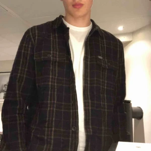  - Svart overshirt från superdry med bruna och röda sträck. I nacken står det XL men jag skulle mer säga att den sitter som medium/large i herr storlekar. 