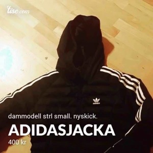 Adidas jacka - En adidas jacka som jag har använt varsamt denna vinter bara. Köpt för 1000kr och priset kan diskuteras. Kan frakta eller mötas upp. Köparen står för frakten och jag tar både swish och kontanter.