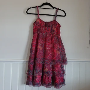 Klänning strl 32/34 - Fin korallrosa klänning med mönster i storlek 32/34! Säljer då den inte kommer till användning. 60 kr, köpare står för frakt 💗