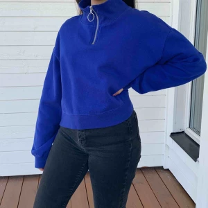  - Blå ”tjocktröja” från H&M som används ett fåtal gånger.  Strl. L men jag som är S har använt den som oversized tröja.  Super skönt material inuti som jag tycker är plus😊 100kr ink. Frakt !!