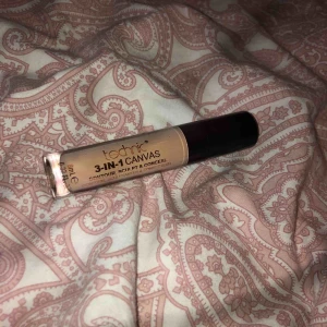  - Ny köptes får någon dag sedan men tycker den är för mörk eftersom jag vill ha en concealer som är ljusare än mig så säljer denna🥰