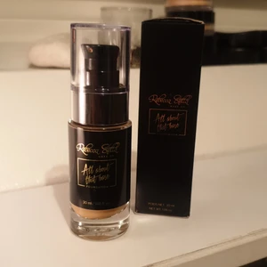 All about that base  - En foundation från märket "Rebecca Stella". Passar en med medium hudton med varm underton. Endast testad!