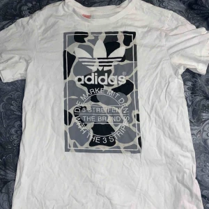  - Säljer denna ”unika” och superfina T-shirten från Adidas Originals, har endast använt den en gång. Storlek 164, men passar mig som vanligtvis har storlek S. Betalas med swish och köparen står för frakten 🌸