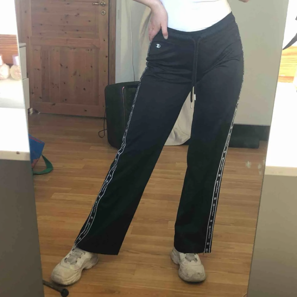 Champion ”trackpants” aldrig använda! SUPERsnygga men säljer då dom tyvärr var lite små för mig. Passar XS / S beroende på hur man vill att de ska sitta. Kontakta mig för fler bilder! <3. Jeans & Byxor.