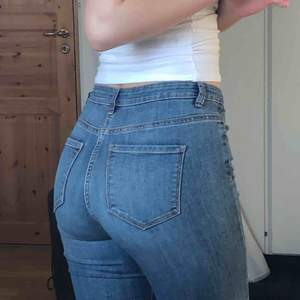 Svagt raka jeans från Cubus, sitter som en smäck! (färgen är lite ljusare i verkligheten) Säljer då jag tyvärr växt ur dom🥺 Kan användas uppvikt eller helt raka. Kontakta mig för fler bilder!<3