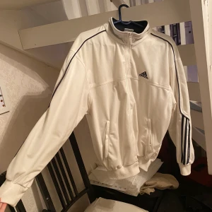 Adidas kofta  - Säljer denna adidas koftan! I ett mjukare materialen Superfin men kommer inte till användning, om flera är intresserad blir de budgivning💓💓  startbud: 200kr