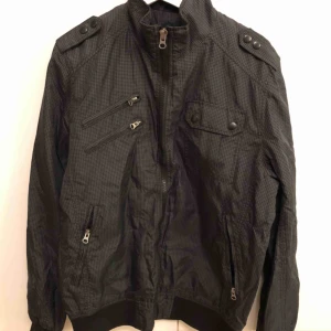  - Vårjacka för herr •storlek L •bra skick •75 kr 🚫Djurfritt och rökfritt hem 📍Kan mötes upp i Mölnlycke 📬Kan skickas mot fraktkostnad 