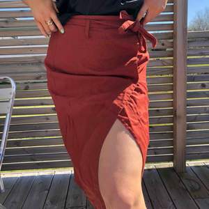 Så snygg kjol från asos! Strl 40 men väldigt liten i storlek så passar 36-38. 🌸 använd 1 gång.jättefin i sommar. Pris kan diskuteras, köparen står för frakt💕