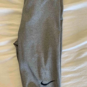 träningstights - sköna träningstights från nike som köptes förra året men som jag tyvärr växt ur! ☺️