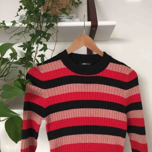  - Långärmad, stickad, randig tröja med glittertråd säljes  Storlek M.  Frakt tillkommer 