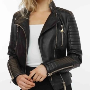  - Säljer denna snygga skinnjacka från chiquelle som passar till allt!!!💞 säljer på grund av att den inte kommer till så mycket användning. Nypris: 699kr