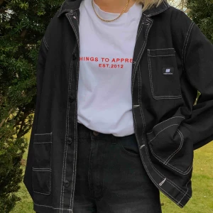  - Unisex jeans jacka som passar S som oversize! Snygg till ett par liknande byxor med vita skräddarsydda detaljer