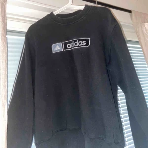  - Skitsnygg vintage adidas tröja, bra skick, det står storlek S men den sitter lite större! 💕💕💕