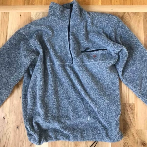  - Grå mysig fleece från fjällräven! Lite retro! Köpt second hand o har en lite vit fläck av målarfärg på sig! 