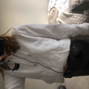 trendig kofta m - trendig kofta från calvin klein, nyskick! passar s-xs, köparen står för frakt! köpt flr 100 dollar (1000kr)