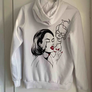  - Snygg tjocktröja från Asos/yourturn med stort tryck på ryggen☺️ Fint skick!  Finns i Västervik, skickas annars☀️ FRAKTEN INGÅR