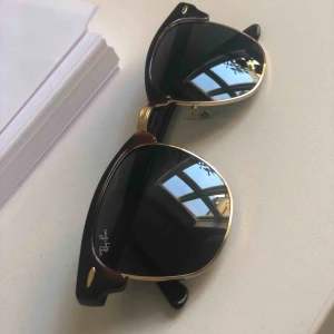  - Säljer mina Raybans, modell: clubmaster. Använda 2 gånger sen köpet därav nya utan rispor!  