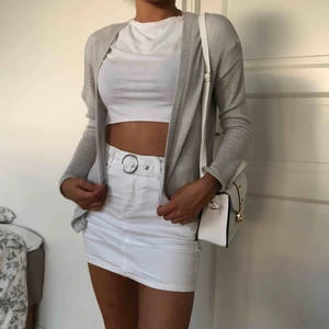  - Fin kofta att ha över nästan vad som helst! Den kommer från H&M och är i storlek XS och precis som alla andra kläder jag säljer är den i bra skick. Kan mötas i Lund eller så står du som köpare för frakt❤️