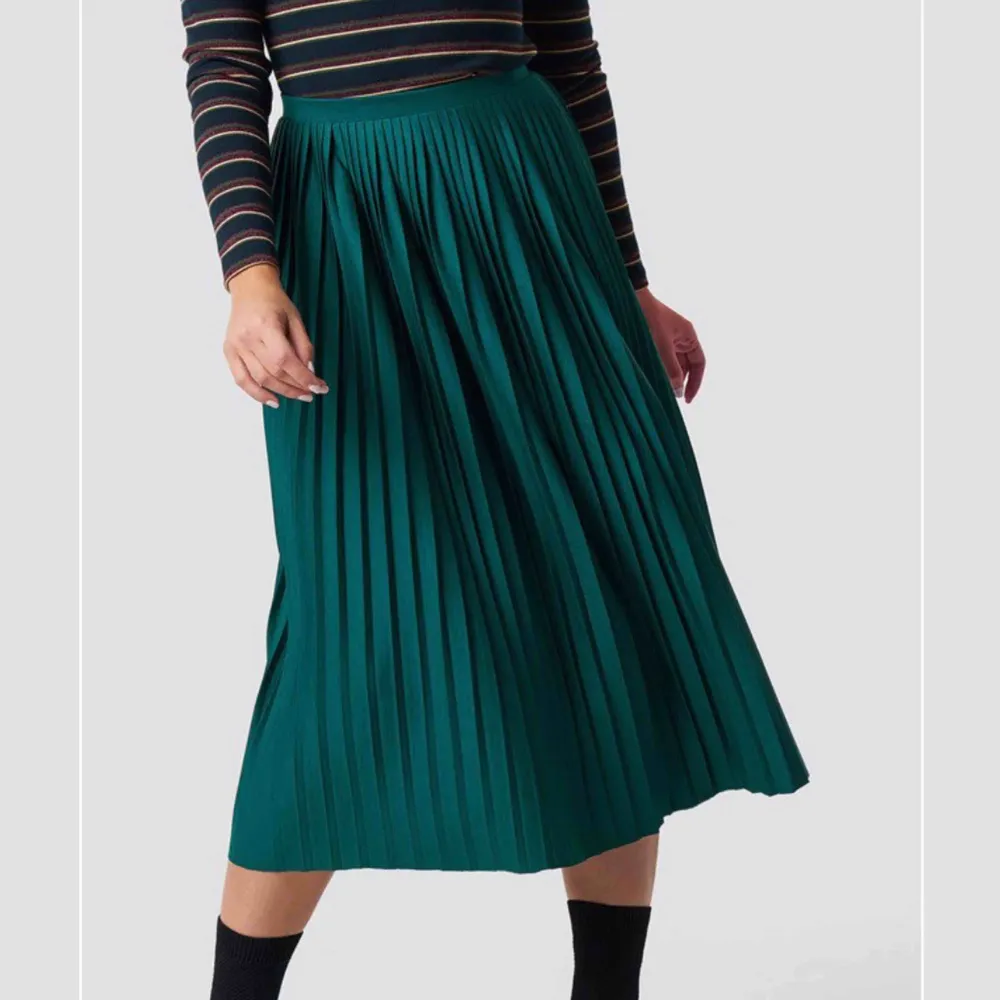 Säljer denna superfina oanvända plisserade kjolen från na-kd! Storlek XS! Säljes för 200kr inkl frakt!. Kjolar.