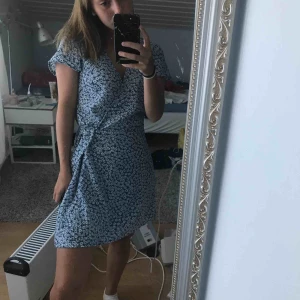 - En superfin omlott klänning som är perfekt nu till sommaren från HM, jag säljer den pga att jag inte tycker den passar mig riktigt, endast använd en gång. Köparen står för frakten har ni frågor hör av er!💙