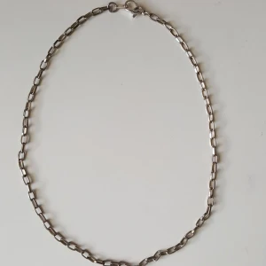  - Silverfärgat kedjehalsband. Fraktkostnad blir 9kr.