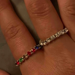  - Säljer dessa fina ringar. En i regnbågens alla färger. En med silverstenar och silver i metallen. En med silverstenar och guld i metallen. De är elastiska vilket gör att storleken är mellan s-l. 25kr/st eller alla för 50kr🥰Silver slut!