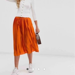  - Suuuuuper cool orange plisserad kjol från ichi som är slutsåld.  Använd lite så i bra skick. Köpt för 600kr.  Bjuder på frakten 🥰🥰