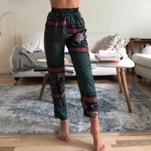  - Fina mönstrade kostymbyxor med mjukt silkestyg från Prettylittleting! Säljer även den matchande tröjan. Köparen står för frakt (59kr)