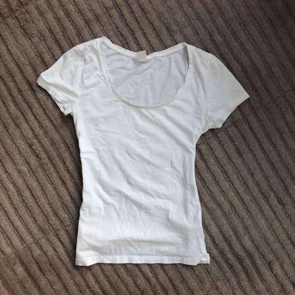 Skön tajt plain t-shirt i XS från HM. Lite uttöjd pga tvätt och passar inte mig jätte bra längre, men passar en S perfekt! . T-shirts.