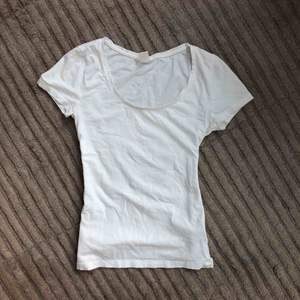 Skön tajt plain t-shirt i XS från HM. Lite uttöjd pga tvätt och passar inte mig jätte bra längre, men passar en S perfekt! 