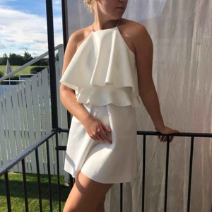  - Superfin sommarklänning som går att använda på två sätt! Endast använts vid ett tillfälle så skicket är som nytt!