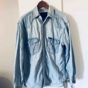  - Jeansskjorta från wrangler herravdelning. Oversize.