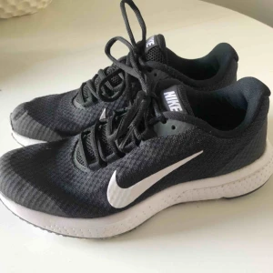  - Nike träningsskor i storlek 37,5 säljes pga att de ej används. Använda 2ggr.  Köparen står för fraktkostnad.