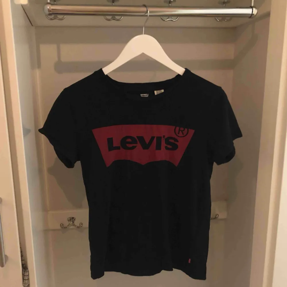 Svart Levi’s t-shirt i storlek S. Använd några gånger, i fint skick. Frakt ingår! . T-shirts.