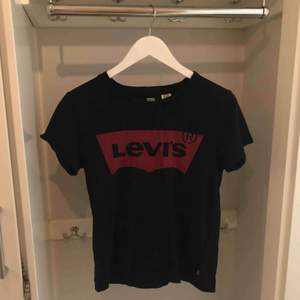 Svart Levi’s t-shirt i storlek S. Använd några gånger, i fint skick. Frakt ingår! 