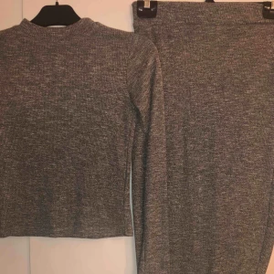  - Set med kjol och tröja.