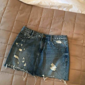  - Jeanskjol köpt på Zara som är superfin nu till sommaren, säljes pga används inte längre. Kan skickas eller mötas upp i Stockholm🌸