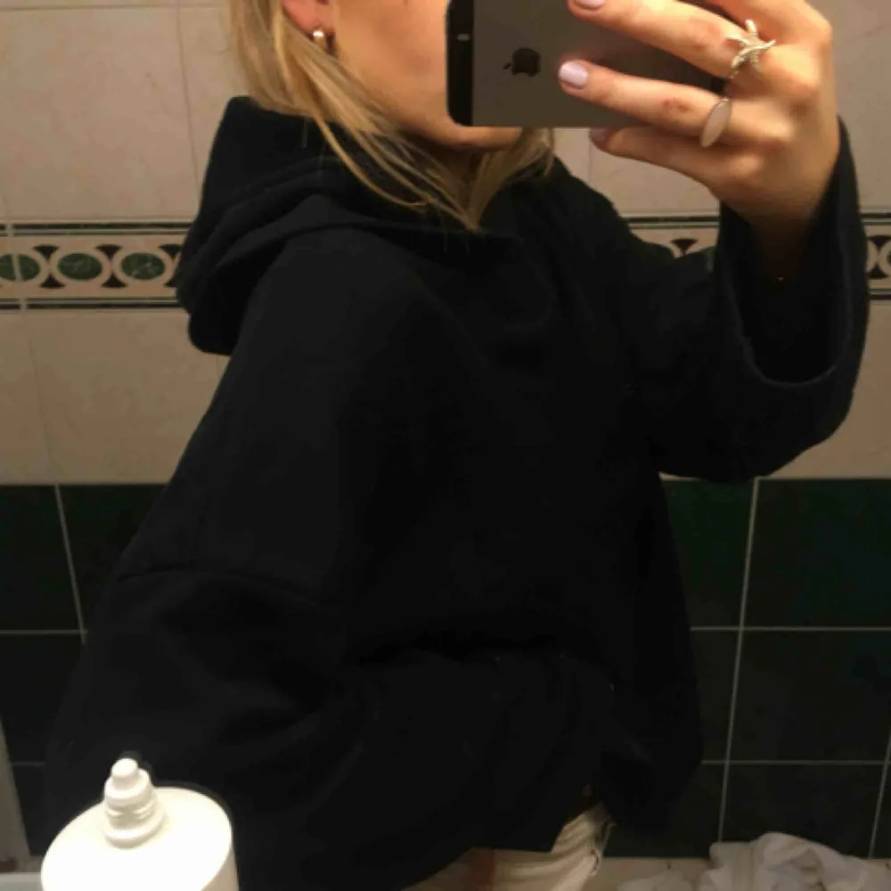 Svart jätteskön hoodie från Zara!!🧚🏼‍♀️💘💞🦞🧞‍♂️denna passar till exakt allt och är 100% nyskick!! Hör av er vid intresse eller fler frågor!!🤙🏽🤙🏽🤙🏽. Hoodies.