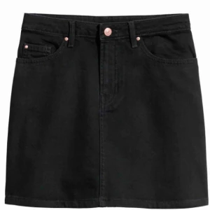  - Svart jeanskjol!! Så fin nu till sommaren med någon stickad tröja till✌🏾💘 hör av er vid intresse eller vill ha fler bilder på kjolen!