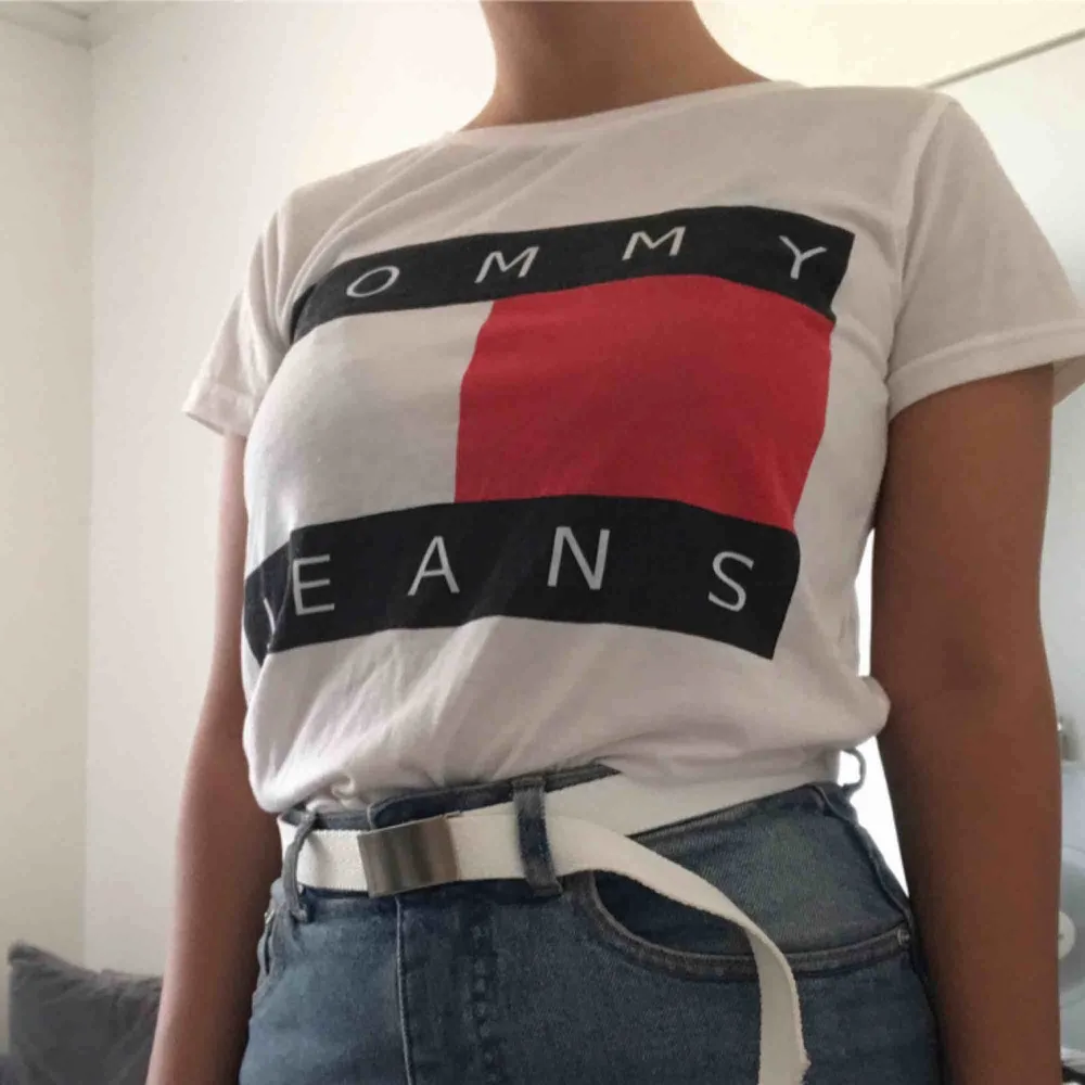 Tommy Jeans t-shirt i storlek M men skulle säga S också. Knappt använd ❣️ frakt ingår i priset. T-shirts.