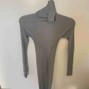  - Tajtklänning med högkrage, använd 1 gång. Jag är 162 och den går ner till fötterna på mig. 