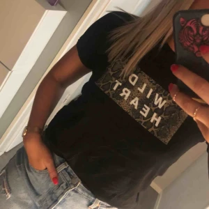  - Snygg t-shirt knappt använd   Priset är inkl frakt 