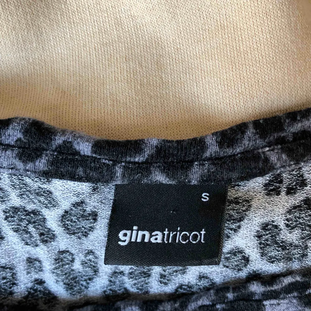 Grå och svart leopardtröja från Gina Tricot. Kvarts-ärm och tunt material. Köpare står för frakt 😊. Tröjor & Koftor.