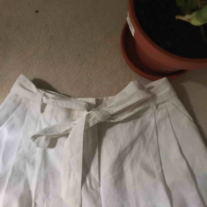  - Vita culottes från Asos! De är aldrig använda, så i jättefint skick. På mig som är 175 cm lång så slutar de ungefär lite längre än halva vaden! Frakt tillkommer på 30 kr. 