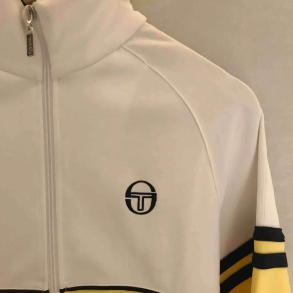 Tracktop från Sergio Tacchini i bra skick! En mindre fläck vid vänster ficka, annars klanderfri. Möts upp i Stockholm, annars står köparen för frakt :) . Hoodies.